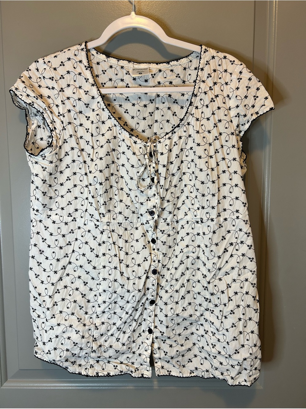 Women’s White Button-Front Cap Sleeve Top with Black Floral Stitching